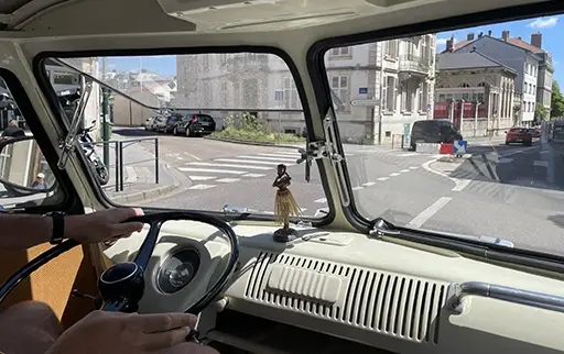 Photo du tableau de bord du Van avec une statuette Hawaiienne